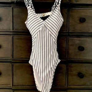 One piece Cupshe bathing suit